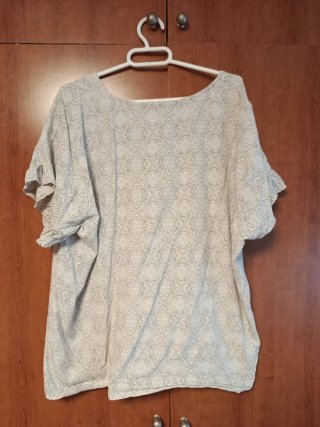 Blusa beige y gris con estampado