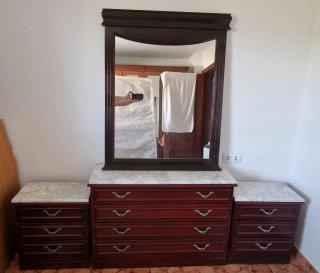 Cómoda antigua con tapa de mármol