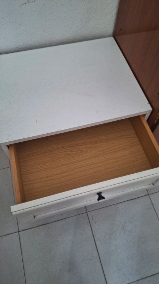 Mesita de noche blanca