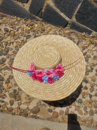 Pamela de ala ancha con flores rosas y azules