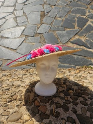 Pamela de ala ancha con flores rosas y azules