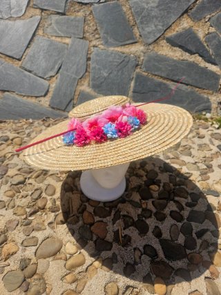 Pamela de ala ancha con flores rosas y azules