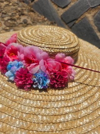 Pamela de ala ancha con flores rosas y azules