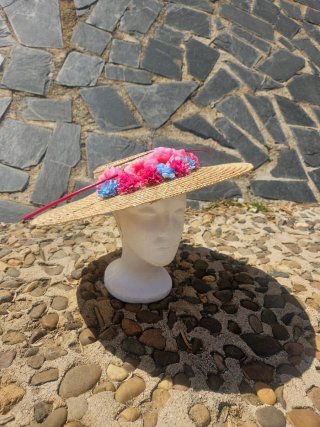 Pamela de ala ancha con flores rosas y azules