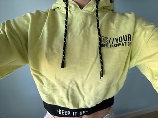Sudadera amarilla con capucha y letras negras