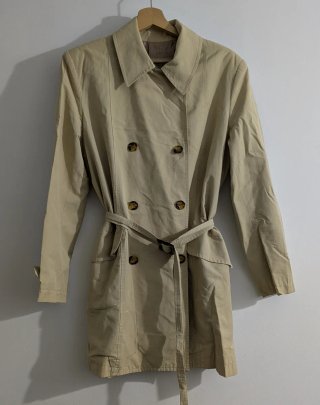Gabardina corta mujer beige