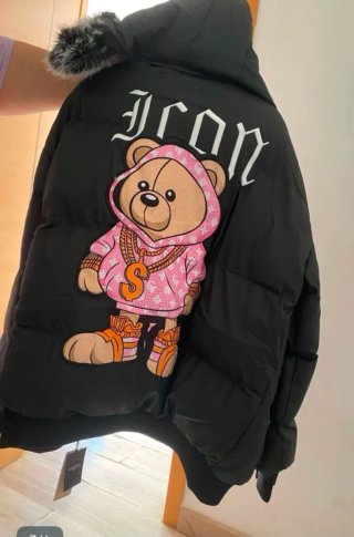 Chaqueta negra acolchada con capucha