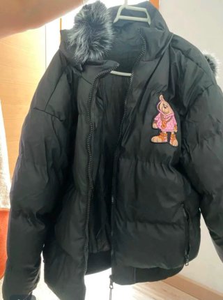 Chaqueta negra acolchada con capucha