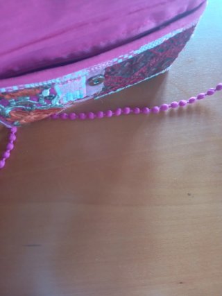 Cartera de retazos con correa