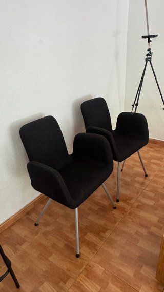Juego de 2 sillas tapizadas negras, 10 € la unidad