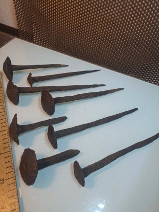 Clavos antiguos enormes