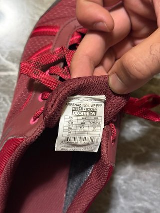 Zapatos de montaña Quechua rojos