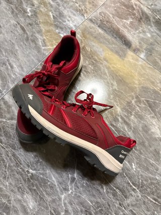 Zapatos de montaña Quechua rojos