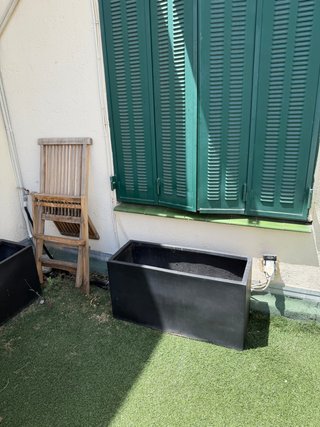 Mesa y 2 sillones y 3 sillas de  Terraza Madera