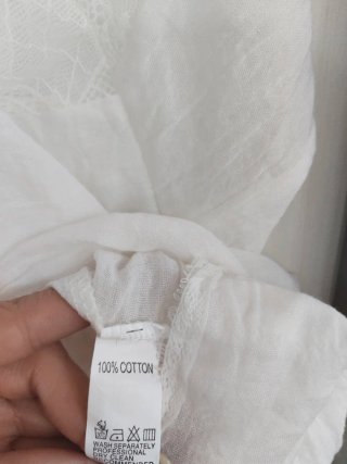 Blusa blanca con encaje