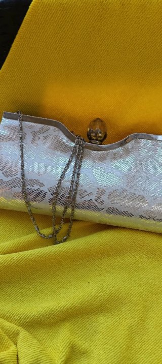Bolso de mano plateado con lazo