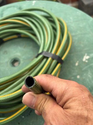 Manguera de jardín verde con accesorios