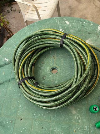 Manguera de jardín verde con accesorios