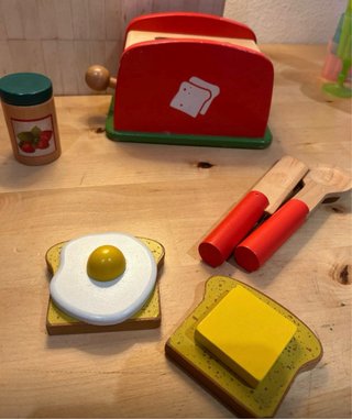 Tostadora de madera de juguete