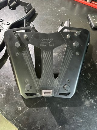 Top Case Givi 42L + Soporte BMW F900GS