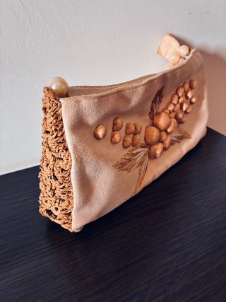 Bolso de fiesta beige con perlas