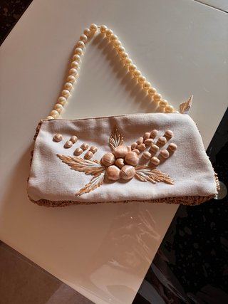 Bolso de fiesta beige con perlas