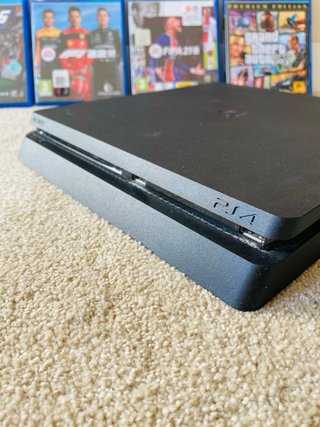 PS4 Negra con 5 Juegos, cables, y mandos.