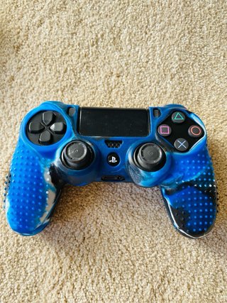 PS4 Negra con 5 Juegos, cables, y mandos.