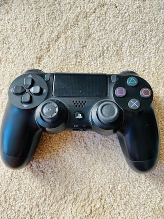PS4 Negra con 5 Juegos, cables, y mandos.
