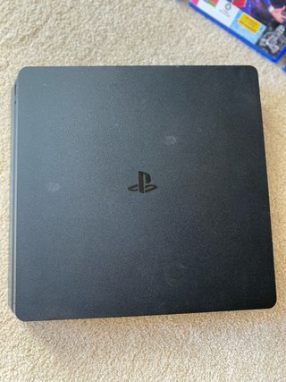 PS4 Negra con 5 Juegos, cables, y mandos.