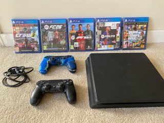 PS4 Negra con 5 Juegos, cables, y mandos.