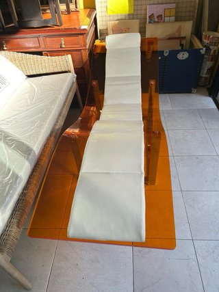 Tumbona de metacrilato naranja y blanco