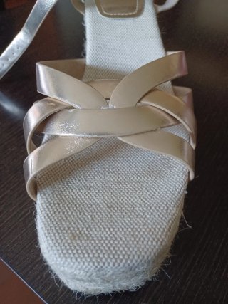 Sandalias cuña Alta beige y doradas