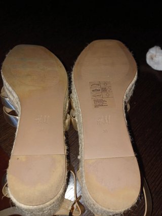 Sandalias cuña Alta beige y doradas