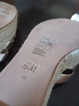 Sandalias cuña Alta beige y doradas