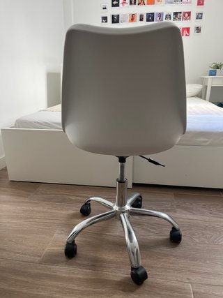 Silla de escritorio blanca con ruedas ajustable