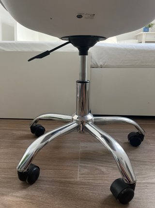 Silla de escritorio blanca con ruedas ajustable