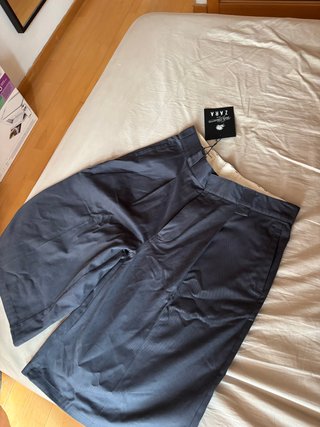 Pantalones anchos grises y negros