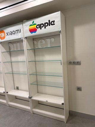 Estantería blanca y transparente
