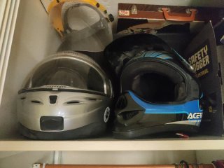 Casco de moto integral plateado y negro