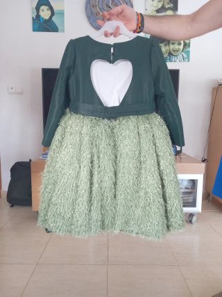 Vestido verde con falda de pelo