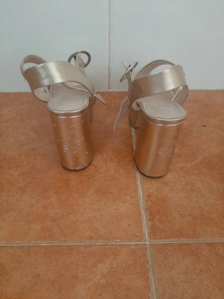 Sandalias Zara Doradas Plataforma Tacón