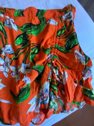 Falda pantalón naranja floral de Zara