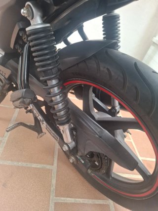 Neumático Moto Negro y Rojo
