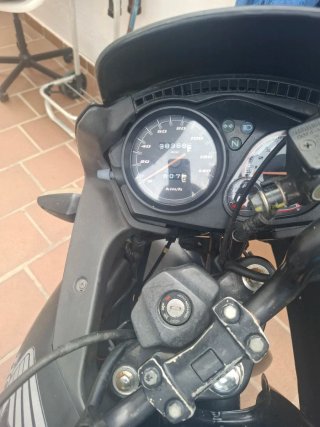 Neumático Moto Negro y Rojo