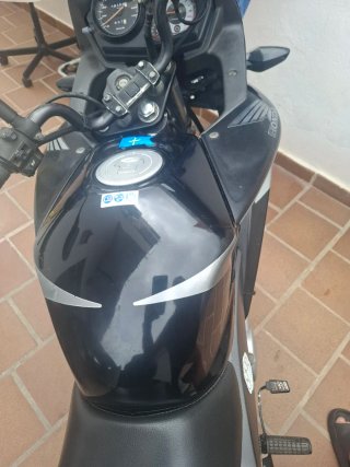 Neumático Moto Negro y Rojo