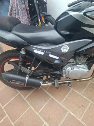 Neumático Moto Negro y Rojo