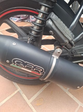 Neumático Moto Negro y Rojo