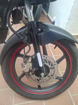 Neumático Moto Negro y Rojo