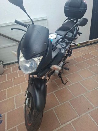 Neumático Moto Negro y Rojo